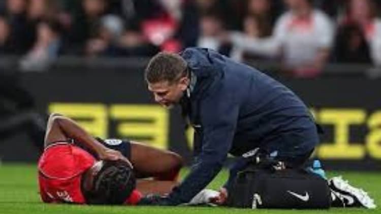 Noni Madueke, blessée au genou, voit sa genouillère inquiéter ses fans, qui sont sous le choc 2026