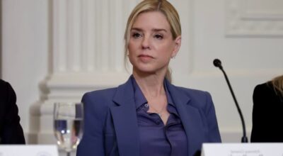 Est Pam Bondi limogée : l’ancienne procureure générale des États-Unis ? Un scandale retentissant secoue Washington 2026