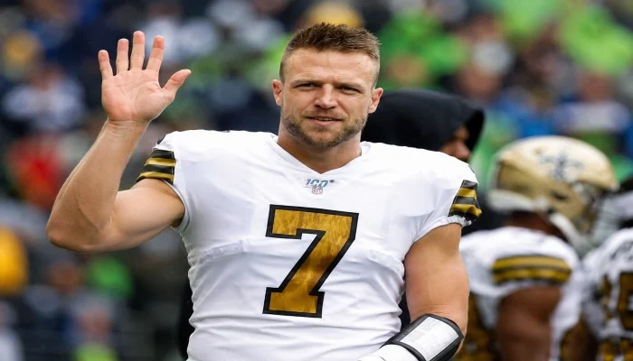 Pour quelle équipe joue Taysom Hill ? Âge et faits sur sa valeur nette